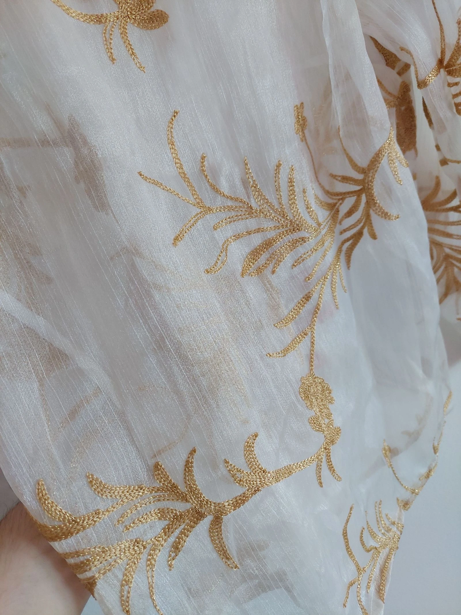 Deslumbrante Blusa Lily Rose Branca e Dourada com Pérolas – photo 8